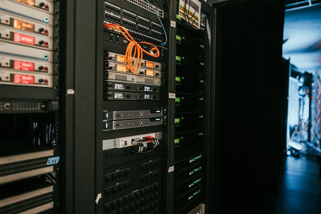 Armadio rack con server e cablaggi di rete